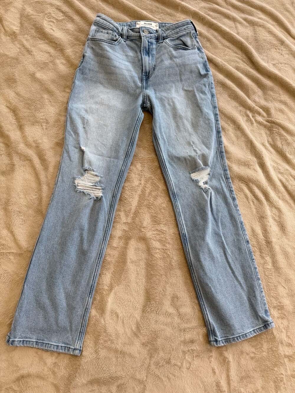 Hollister Ultra High-Rise 90s Straight Distressed Jeans